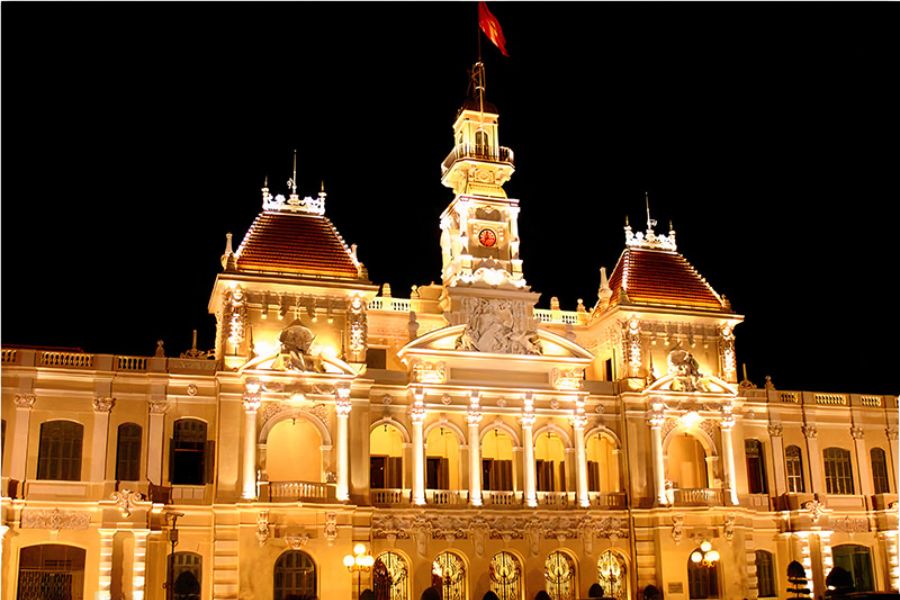 Thiết kế chiếu sáng mặt dựng giúp làm rõ hình khối và tỷ lệ kiến trúc công trình khi chuyển sang không gian ban đêm.