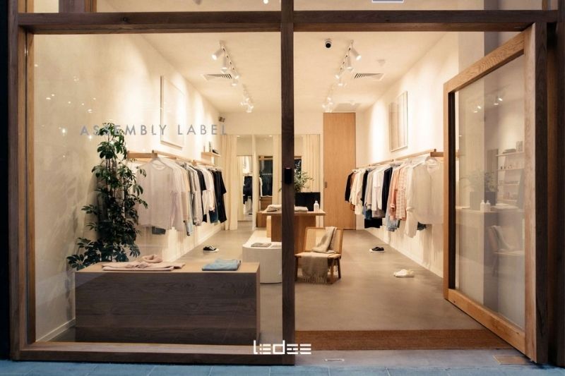 Bố trí đèn chiếu sáng cửa hàng để sản phẩm luôn nổi bật 3 Thiết kế đèn chiếu sáng cửa hàng khu vực mặt tiền cửa hàng