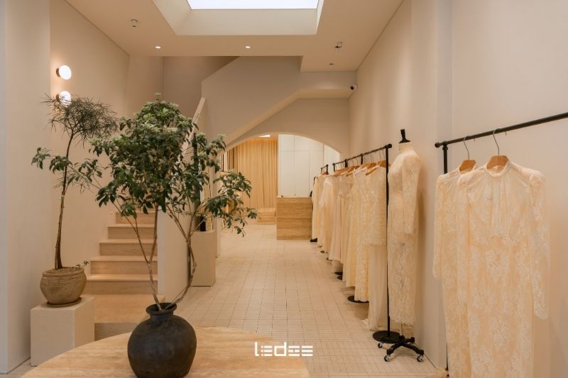 Bố trí đèn chiếu sáng cửa hàng để sản phẩm luôn nổi bật 6 Bố trí đèn chiếu sáng cửa hàng thời trang