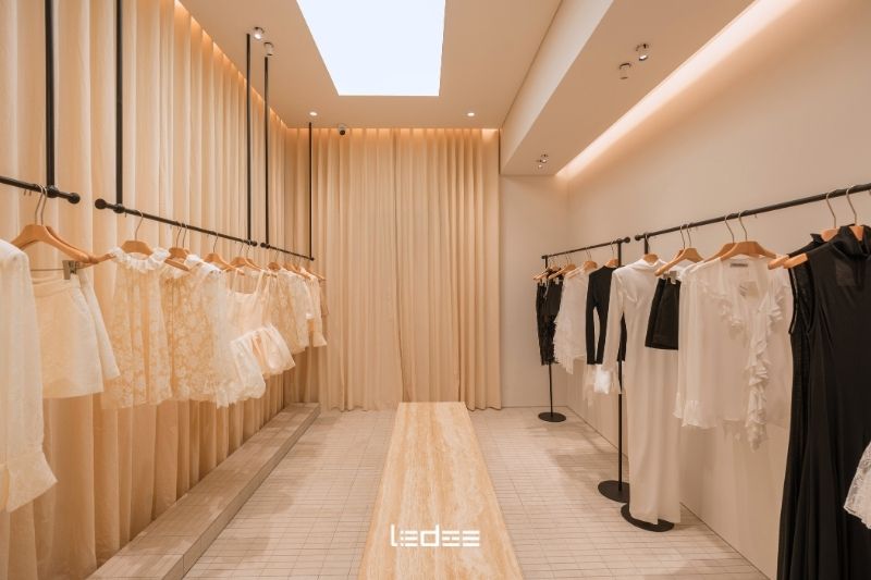 Bố trí đèn chiếu sáng cửa hàng để sản phẩm luôn nổi bật 13 Dự án thiết kế ánh sáng cho cửa hàng quần áo thời trang
