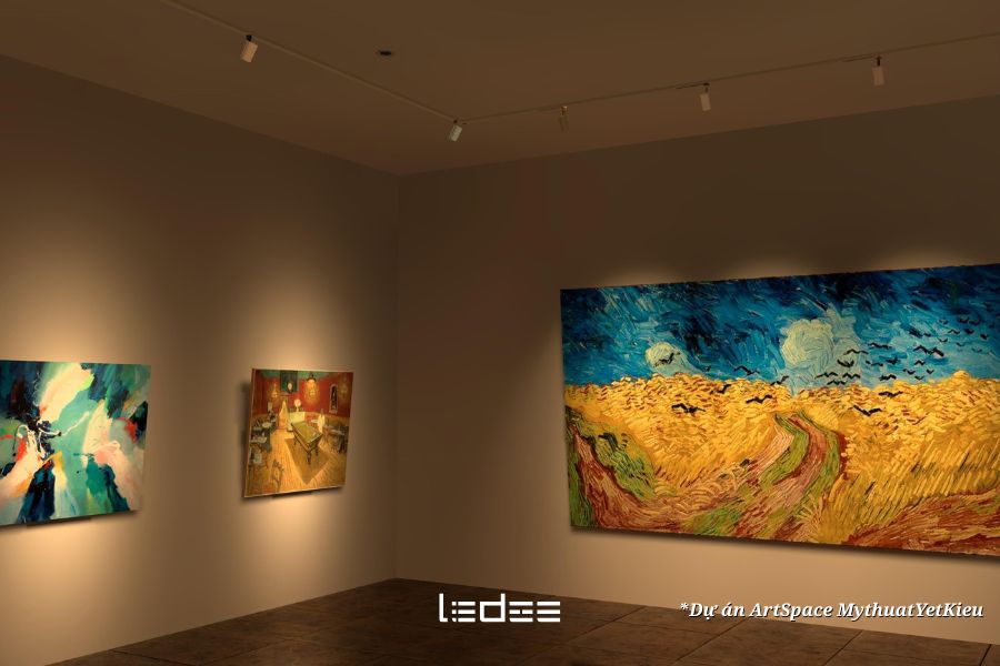 5 loại đèn chiếu sáng nghệ thuật 2026 mà dân kiến trúc cần cập nhật 11 Đèn spotlight rọi vào tranh nghệ thuật hoặc vật trang trí, tạo vùng sáng nổi bật trong không gian tối.